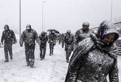 Un grupo de personas camina bajo una intensa nevada en Estambul, Turqu&iacute;a. 