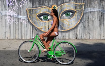 Una ciclista paseando por Venice Beach, en Los Ángeles.