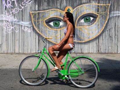 Una ciclista paseando por Venice Beach, en Los &Aacute;ngeles. 