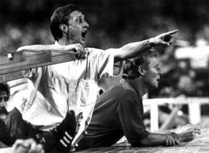 Johan Cruyff dirige al Barça durante un partido del trofeo Joan Gamper 1988 contra el Steaua de Bucarest.