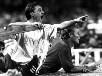 Cruyff da instrucciones en un partido ante el Steaua de Bucarest en el Camp Nou en 1988.