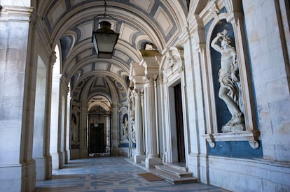 Soportal de entrada al palacio de Mafra.