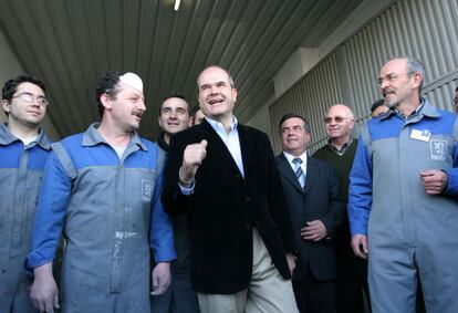 El presidente de la Junta de Andalucía y candidato del PSOE a la reelección, Manuel Chaves, el 9 de marzo de 2004, con trabajadores de la fábrica de Peugeot de Guadix (Granada), durante un acto de la campaña electoral de las elecciones generales y autonómicas del 14 de marzo.