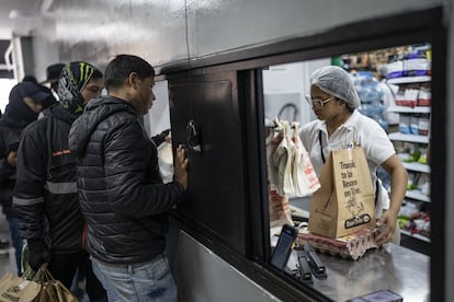 Trabajadores de un negocio de alimentos Turbo en Bogotá, Colombia, el 17 de septiembre de 2024.