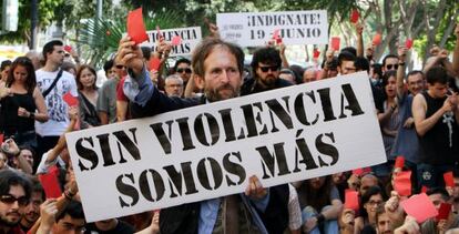 Manifestación de indignados, ayer, a las puertas de las Cortes valencianas. 