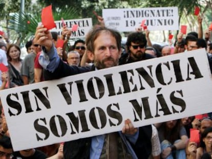 Manifestación de indignados, ayer, a las puertas de las Cortes valencianas. 