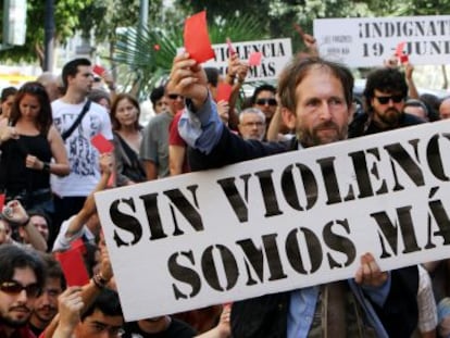 Manifestación de indignados, ayer, a las puertas de las Cortes valencianas. 