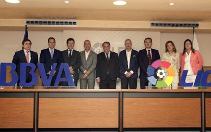 Javier Tebas. junto a los presidentes de los clubes ascendidos