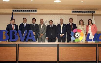 Javier Tebas. junto a los presidentes de los clubes ascendidos 