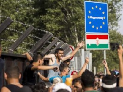 Mais de mil refugiados permaneciam na noite de terça-feira no limite entre a Sérvia e a Hungria à espera de que as autoridades húngaras abrissem passagem, apesar do fechamento da fronteira.