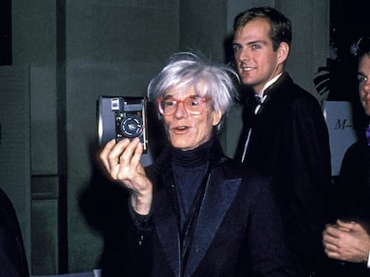 Andy Warhol y Jed Johnson retratados en el Metropolitan de Nueva york en 1985.