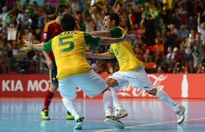 Neto celebra el gol de la victoria.