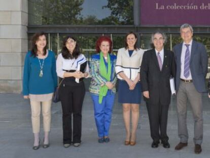 La consejera de cultura, María José Català (en el centro), con miembros del consejo rector del IVAM.