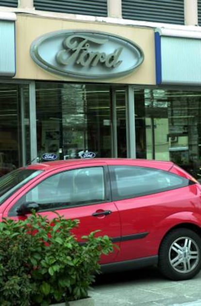 Logotipo de Ford en un concesionario.