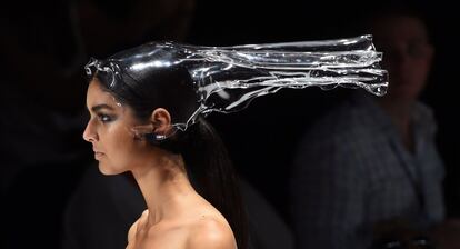 Una modelo con un diseño de la australiana Vanessa Moe durante el desfile de nuevas generaciones en la Semana de la Moda de Australia celebrada en Sidney.