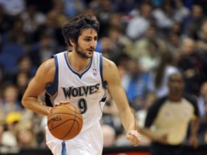 El jugador español de los Timberwolves de Minnesota Ricky Rubio controla la bola ante los Jazz de Utah el pasado miércoles, cuando su equipo ganó 100-98.