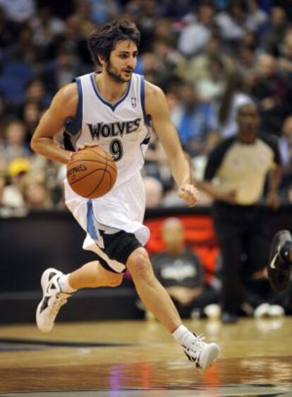 El jugador español de los Timberwolves de Minnesota Ricky Rubio controla la bola ante los Jazz de Utah el pasado miércoles, cuando su equipo ganó 100-98.