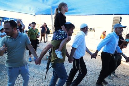 Varios colonos israelís, este lunes en el campamento establecido a cinco kilómetros de Gaza.