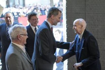 Felipe VI saluda al científico Santiago Grisolía a la puerta de la Lonja de la Seda.