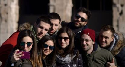 Un grupo de j&oacute;venes toma una foto con un Iphone en Roma