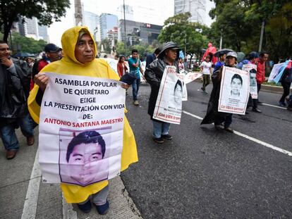 Familiares de los 43 estudiantes de Ayotzinapa marchan en Ciudad de México.