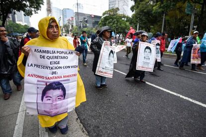 Familiares de los 43 estudiantes de Ayotzinapa marchan en Ciudad de México.