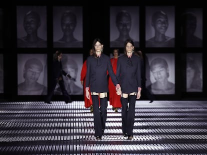 Dos modelos en el Gucci Twinsburg Show, desfile de la firma italiana de su colección para la próxima primavera este 23 de septiembre en la semana de la moda de Milán.