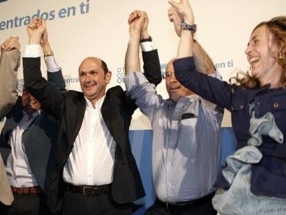 Rafael Louz&aacute;n, tercero por la izquierda, en la celebraci&oacute;n de los resultados de las municipales de 2011.