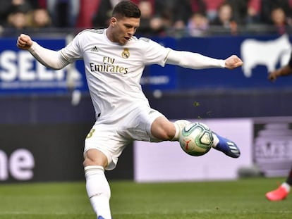 Luka Jovic remata a puerta ante Osasuna.