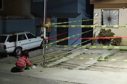 Una niña en pijama se acercó sutil a la casa para alimentar a los gatos de la periodistaLourdes Maldonado.