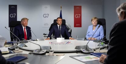 Donald Trum, Emmanuel Macron y Angela Merkel, durante una reunión del G7.