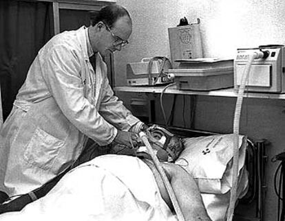 El doctor J. Durán con una paciente, en la Unidad del Sueño del hospital Txagorritxu de Vitoria.