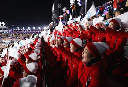 Las animadoras de Corea del Norte corean desde la grada durante la ceremonia de inauguración de los Juegos Olímpicos de Invierno 201, en Pyeongchang, el 9 de febrero de 2018.