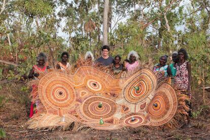 Álvaro Catalán de Ocón, junto a los artesanos australianos con los que tejió la instalación Ramingining.