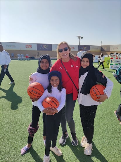La directora de la FUNDACIÓN LaLiga, Olga de la Fuente, junto a tres niñas del programa que impulsa LaLiga en el campo de refugiados de Za'atari (Jordania).