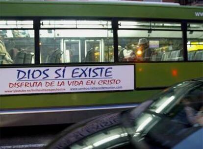 El autobús de la línea 201 que proclama la existencia de Dios.