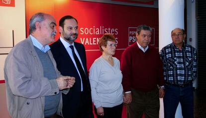Pilar Alcorisa, hija del represaliado Teófilo Alcorisa, acompañada por José Luis Ábalos y miembros del Grupo por la Recuperación de la Memoria Histórica.