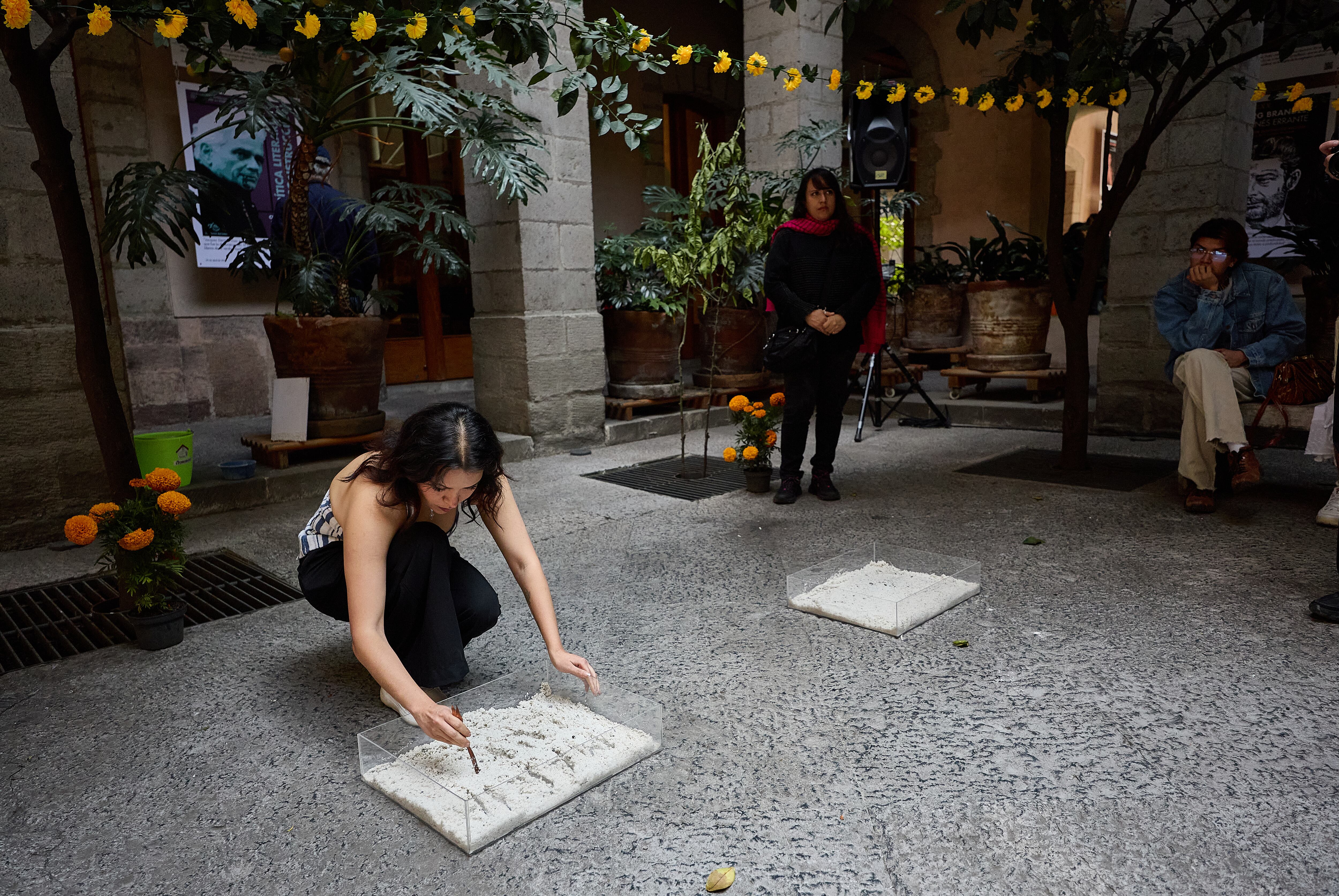 El performance invitaba a espectadores a participar en la obra escribiendo nombres y mensajes con los distintos cuchillos llevados por la escritora.