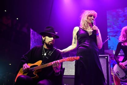 Dave Navarro y Courtney Love durante un concierto benéfico que ofrecieron en Los Ángeles en 2018.