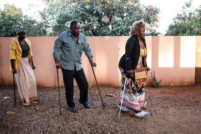 Celeste José, Manuel Joâo y Sofía Elface Fumo en Massaca, Mozambique, en junio de 2021. Los tres sobrevivieron a las minas antipersona sembradas durante la guerra civil de Mozambique, pero sufrieron la amputación de sus piernas.