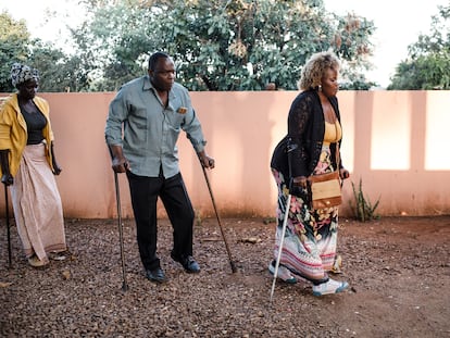 Celeste José, Manuel Joâo y Sofía Elface Fumo en Massaca, Mozambique, en junio de 2021. Los tres sobrevivieron a las minas antipersona sembradas durante la guerra civil de Mozambique, pero sufrieron la amputación de sus piernas.