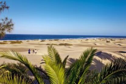 Arriba, las dunas de Maspalomas, al sur de la isla de Gran Canaria. 