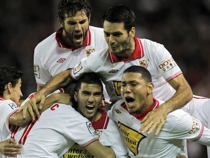 Los jugadores del Sevilla abrazan a Reyes.