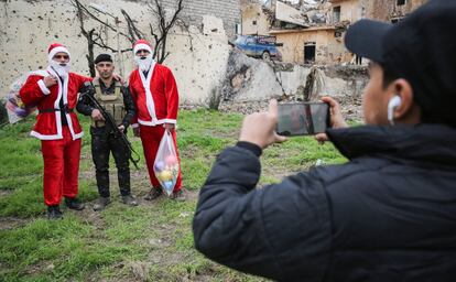 El ex primer ministro de Irak, Haider al Abadi, anunció el 9 de diciembre de 2017 el "fin de la guerra" contra el Estado Islámico en el país, después de que los militares recuperaran los últimos bastiones que aún permanecían bajo control de la organización yihadista. Un soldado iraquí posa junto a los dos Papá Noel de Mosul.