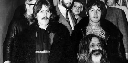 Mahareshi Mahesh Yogi con George Harrison y Paul McCartney, en 1967.
