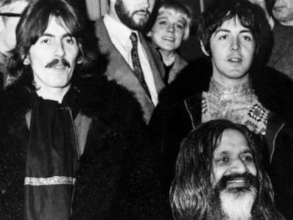 Mahareshi Mahesh Yogi  con George Harrison y Paul McCartney, en 1967.