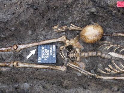 Esqueleto de un hombre decapitado de &eacute;poca romana excavado en Driffield Terrace, York, en 2004