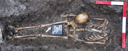 Esqueleto de un hombre decapitado de &eacute;poca romana excavado en Driffield Terrace, York, en 2004