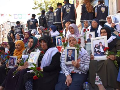 Sentada de las familias que denuncian que sus hijos fueron obligados a unirse al PKK, el pasado viernes en Diyarbakir (Turquía).