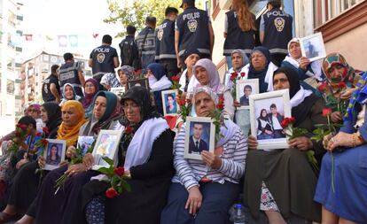 Sentada de las familias que denuncian que sus hijos fueron obligados a unirse al PKK, el pasado viernes en Diyarbakir (Turquía).